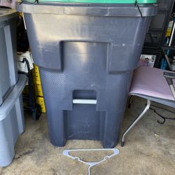 Waste Management Yard Waste Trash can-NEW