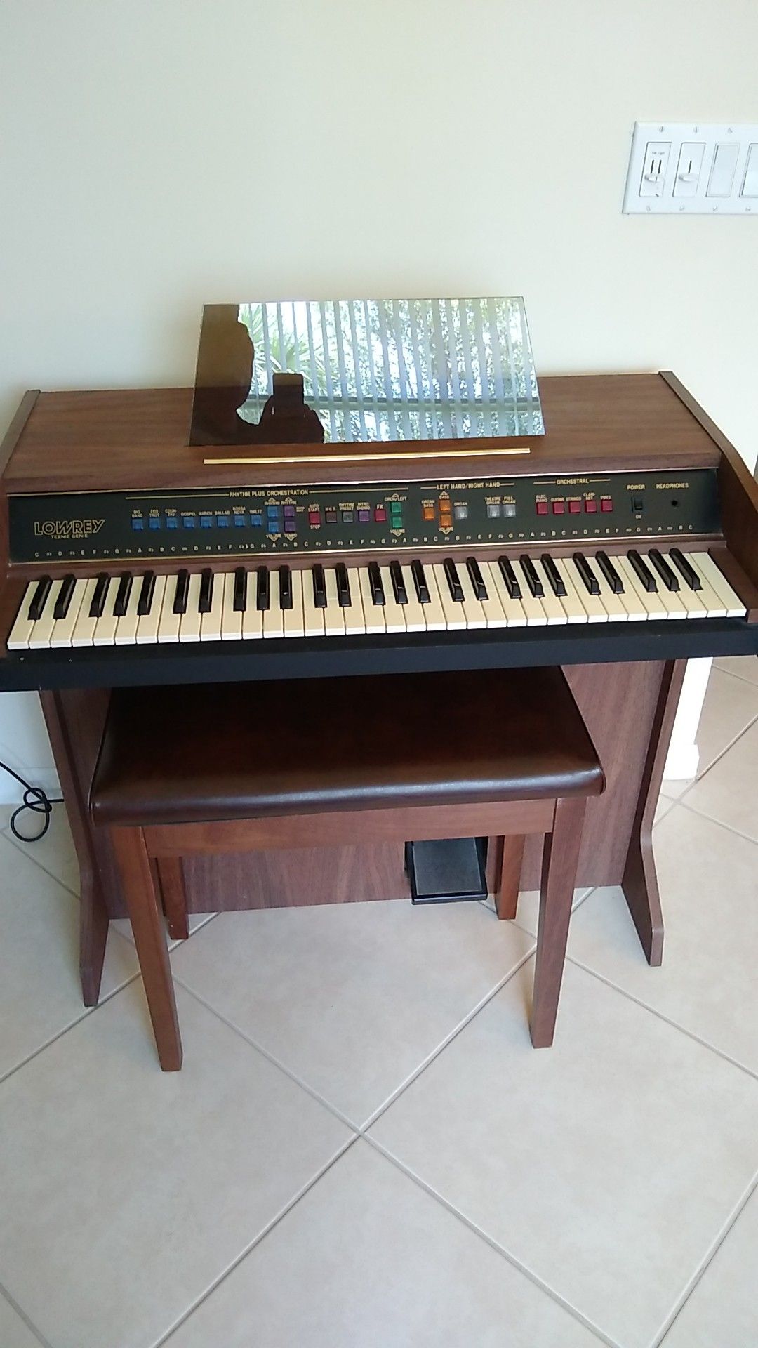 Organ lowrey teenie genie