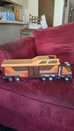 VINTAGE ERTL- CHAMPIONSHIP RODEO PLAY SET- SEMI-HORSE TRAILER-18" $40 firm