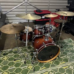 Complete Drum Set With Cymbals And Hardware 