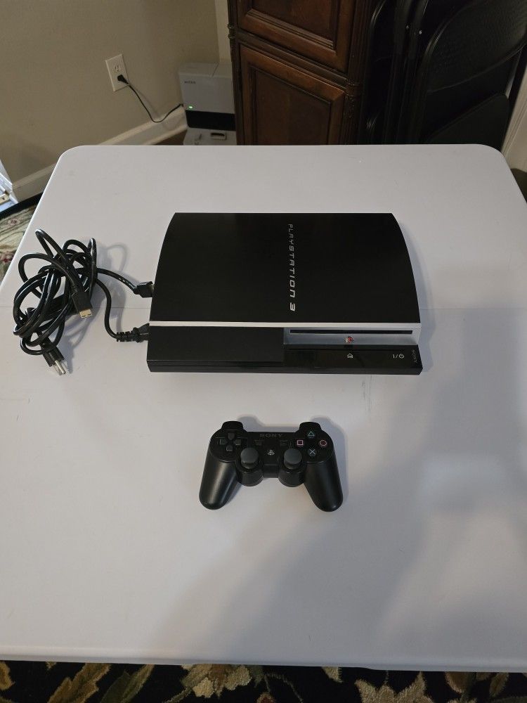 PLAYSTATION 3 BACKWARD COMPATIBLE. PLAYS PS2 AND PS1 LIBRARIES