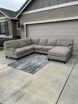 Beautiful Beige 4pc Sectional (Delivery Available)