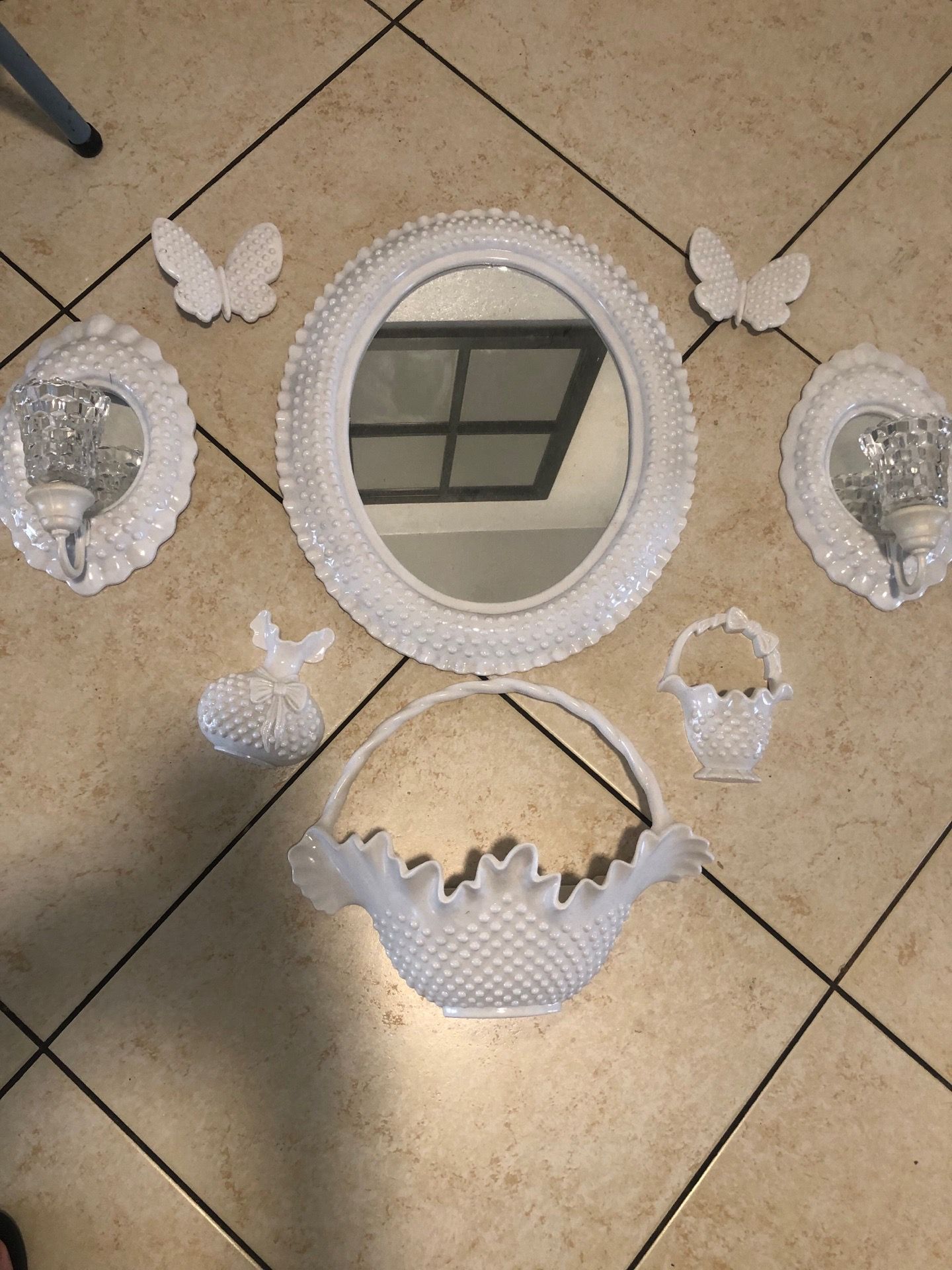 8 pieces of decor