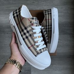 BURBERRY Size 9-10🤩160💵