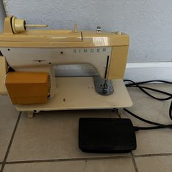 Singer 288 Sewing Machine . Used I’m Good Condition. Location West Kendall . 33194