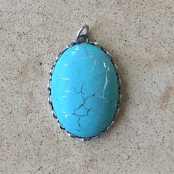 🦋 Pretty, vintage, turquoise colored cabochon with silver crackling in silver tone setting pendant