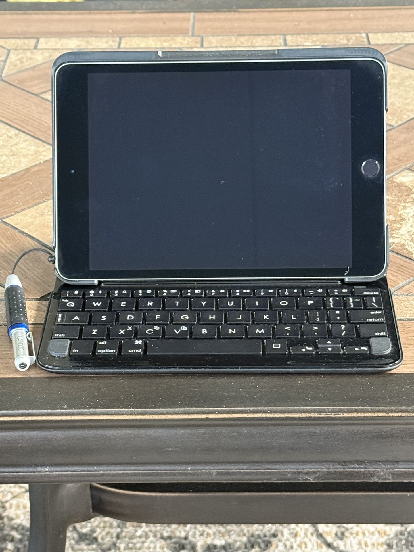 APPLE IPAD MINI 4 4th Gen 128gb Space Gray Unlocked. Mod.#MK9N2LL/A. iOS version 15.8.4 Installed. +Logitech Logi FOCUS Bluetooth Keyboard Folio Ca
