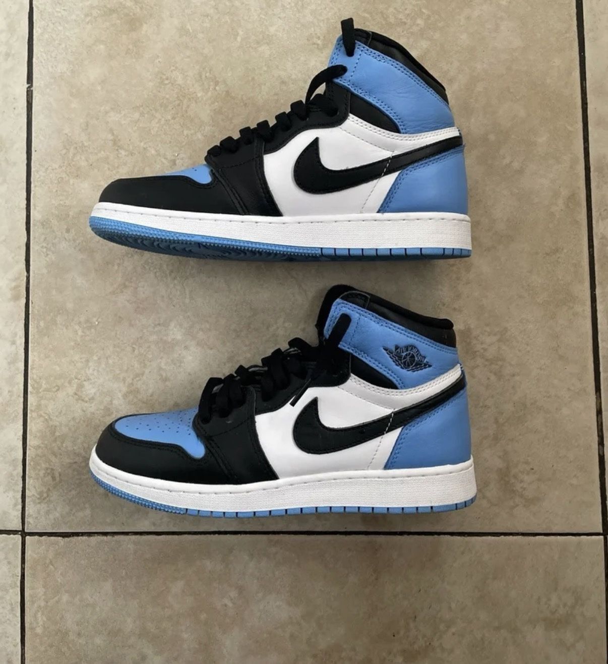 Air Jordan 1 Retro Mid “UNC Toe”