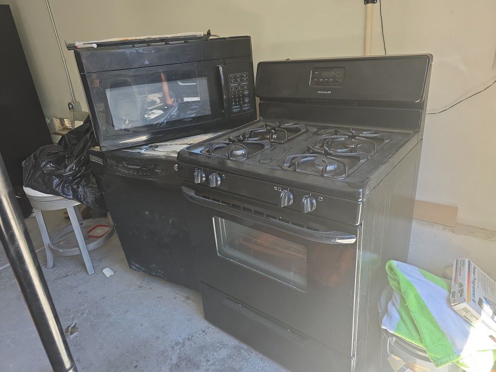 Free Working Gas Rang, Microwave And Dishwasher 