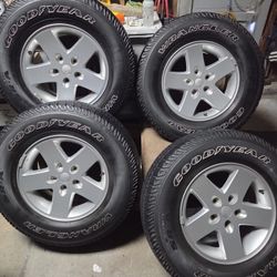 Set Of 4 Stock JEEP  17 IN. WHEELS