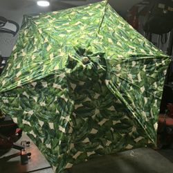 Outdoor Patio Umbrella – Tropical Leaf Print – Great Condition