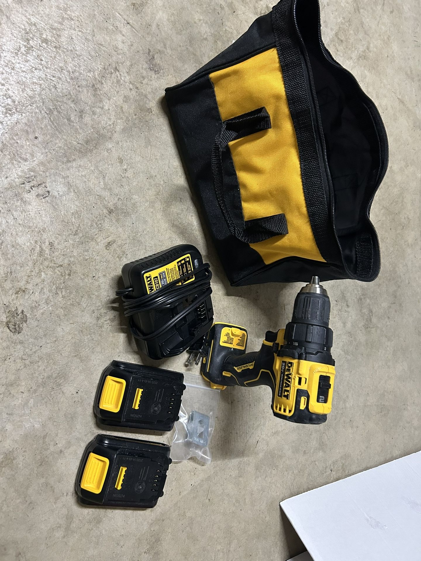 Dewalt Drill Two Batteries Charger Great Condition Craftsman Milwaukee Kobalt Makita 
