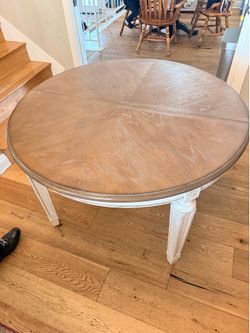 Ashley Furniture Realyn Round table 48"