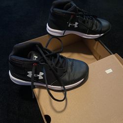 Boys Size 1Y Basketball Hi Tops Under Armour BPS Jet Models Never Worn