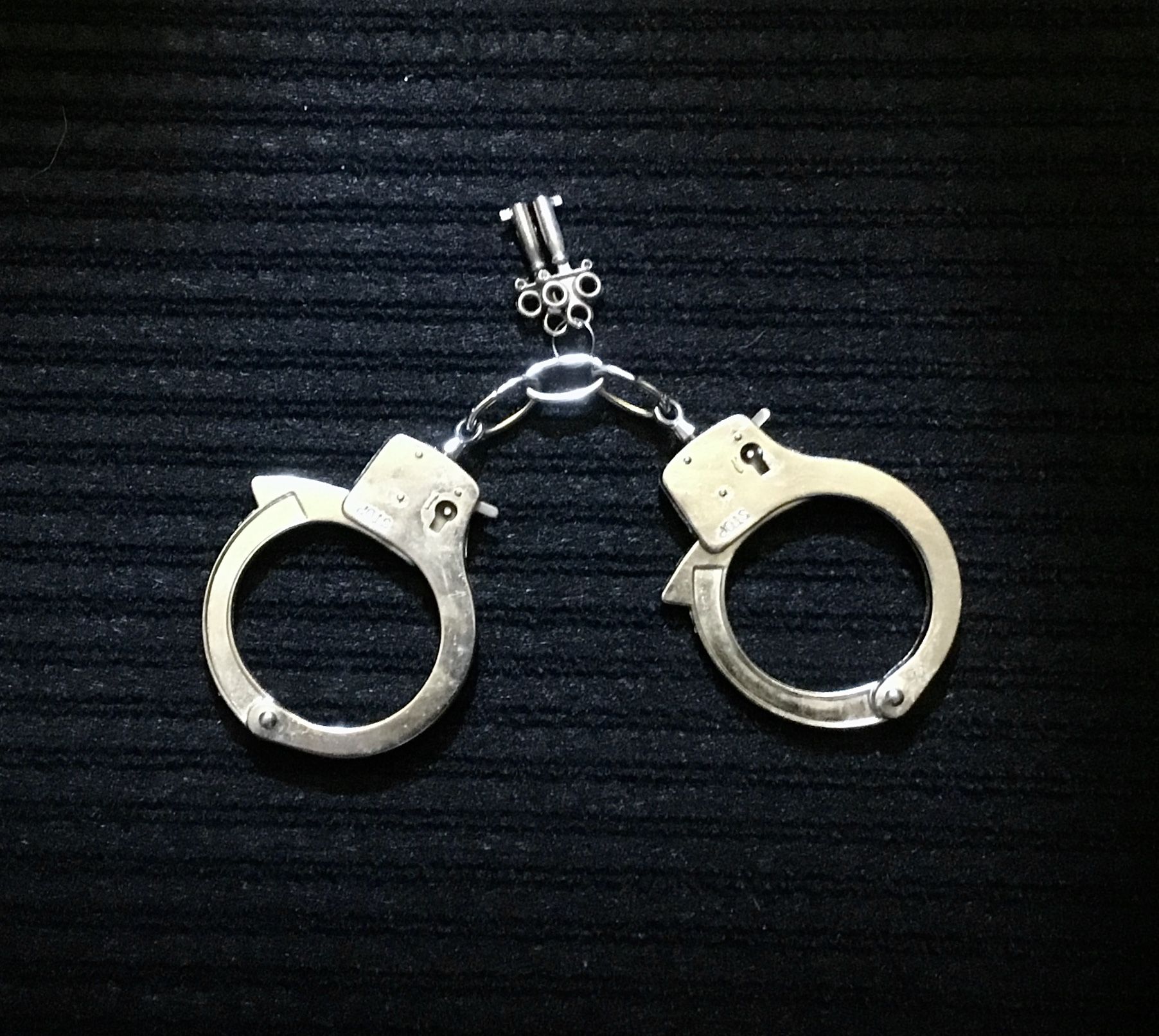 Metal Handcuffs with Keys - Police Costume Prop Accessories Metal Chain Hand Cuffs with Safety Release and Keys