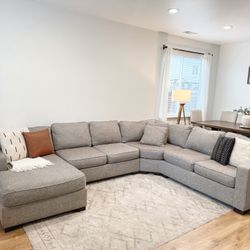 Beautiful, Clean, Comfortable Sectional Couch. DELIVER 🚚