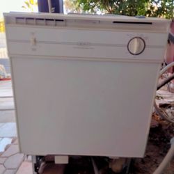 Gloss White Dishwasher 