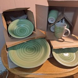 16 Pc Set Philippe Richard Green Swirl Service for Four
 