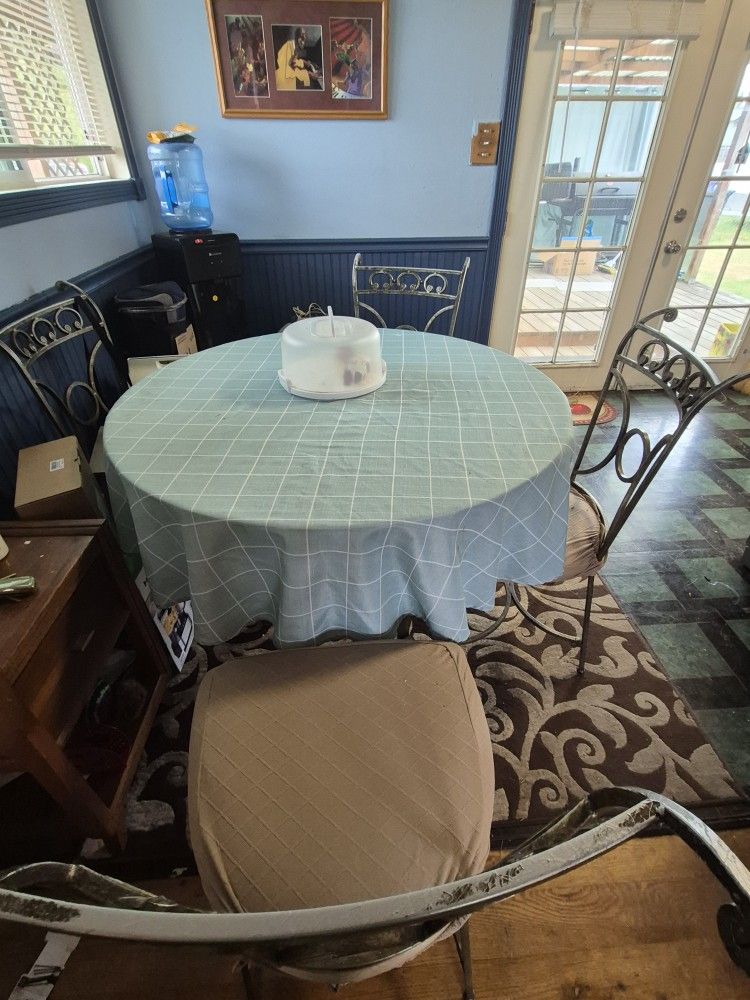 Nice 5 Piece Dinning Room Table & 4 Chairs Price Reduced