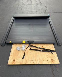 Chevy Silverado / GMC Sierra Retractable Bed Cover Crew Cab NEW