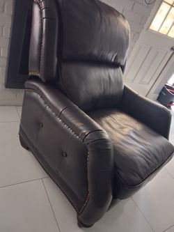 Leather recliner sofa.   I CAN DELIVERY FOR EXTRA FEE