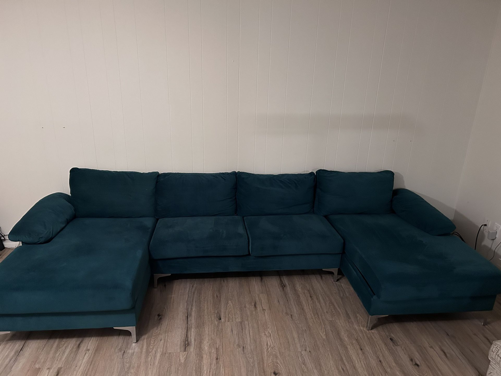 Demarcus 130.5” Wide Symmetrical Sofa & Chaise by Ivy Bronx