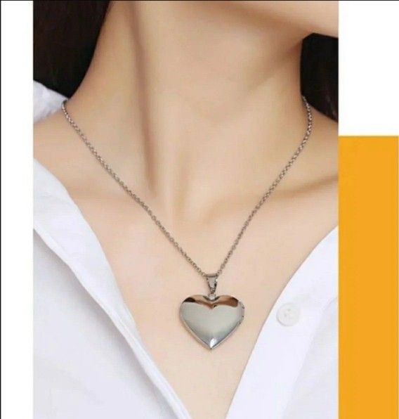 Stainless steel light locked pendant & necklace, open photo frame.
