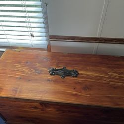 Antique Cedar Chest With Removable Drawer. 