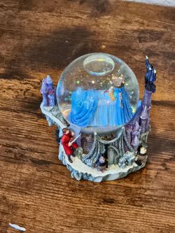 2007 Disney Shopping "Best Guest: Royal Treatment" miniature snow globe
