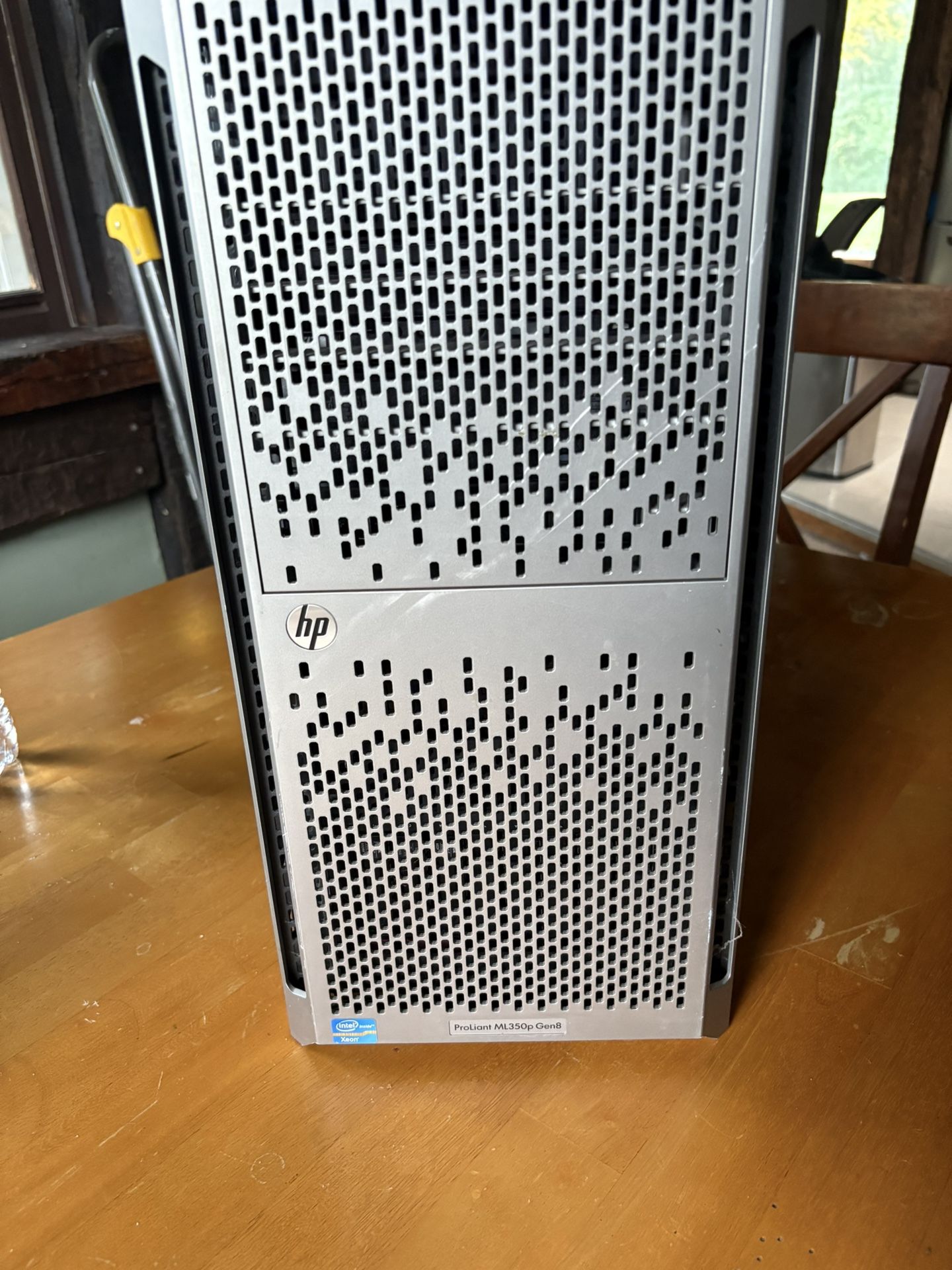 HP ProLiant ML350p Gen8 tower server