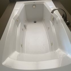 Bathtub /spa/jacuzzi 