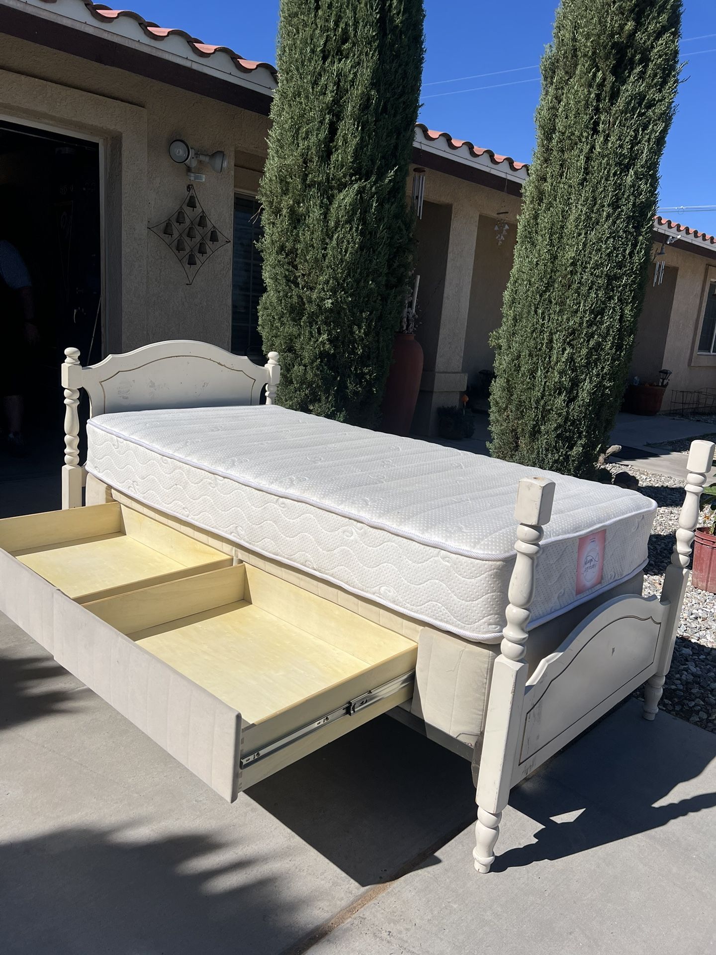 Twin Solid Bed W/ Mattress & Storage Drawers! 