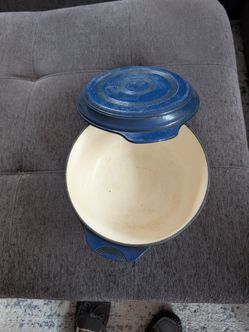Heavy duty cast iron cooking pot