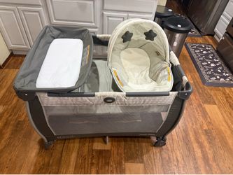 Graco Pack’n Play Care Suit with accessories