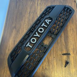 TRD PRO Grill Tacoma 2016-2023 OEM (damaged)