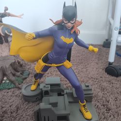 Batgirl Statue
