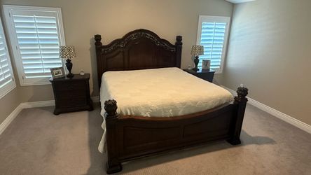 Lavinton King Poster Bed set by Ashley with two nightstands