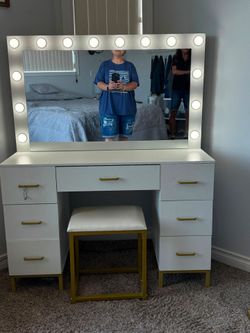 Womens Vanity, with lights and seat