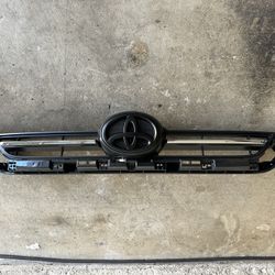 Toyota 4Runner Top Grill Blacked out
