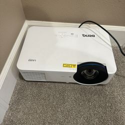 BenQ LH820ST Projector For Golf Simulator Or Movie Theatre