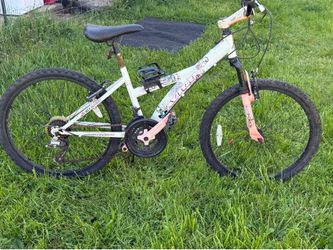 Girls Diamondback Avigo https://offerup.com/redirect/?o=TXQuQmlrZQ==