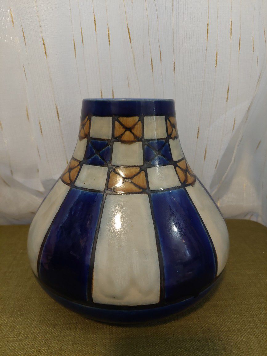 Vintage Royal Doulton 8120 ( I 86) BN Vase 8.5 " - Vintage Royal Doulton Vase 