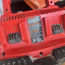Cargador Milwaukee Multiple Buenas Condiciones 