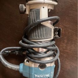 Makita RT0701C 1-1/4 HP compact router.