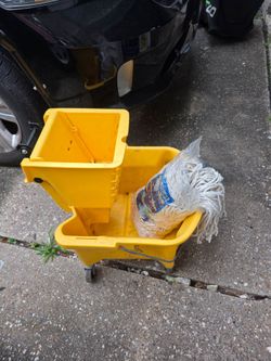 6 Gal Heavy Duty mop bucket with 2 mop heads