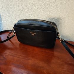 MICHAEL KORS BLACK PURSE 