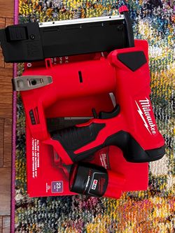 Milwaukee M12 23-Gauge Pin Nailer