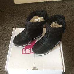 Rubber Duck brand black winter boot