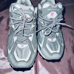 Very nice women shoes new balance only $35