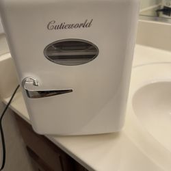 Mini fridge 